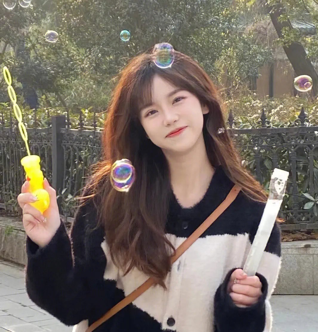 9顶假发的女孩